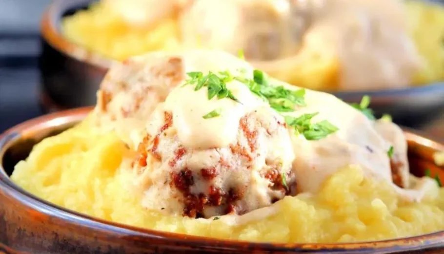 Grandma’S Swedish Meatballs With Creamy Brown Gravy